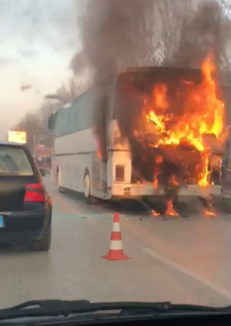 Laprakë, autobuzi përfshihet nga flakët, dyshohet për...[VIDEO]