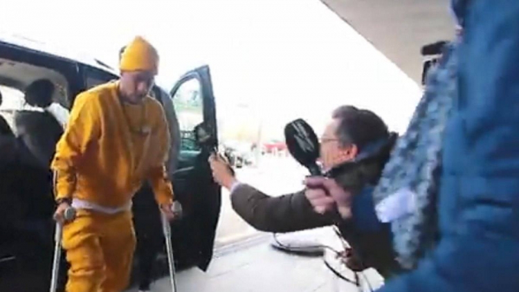 Gazetari i bëri pyetjen që janë kuriozë të gjithë, Neymar me paterica ''ndyn'' gojën : ''Mos më çaj...''