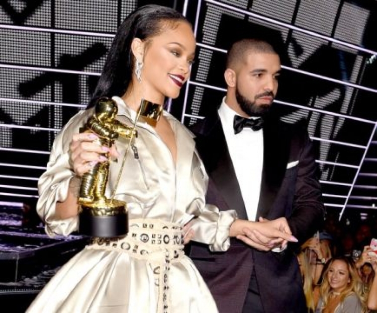 Rihanna dhe Drake ndajnë sëbashku një gëzim të madh [VIDEO]