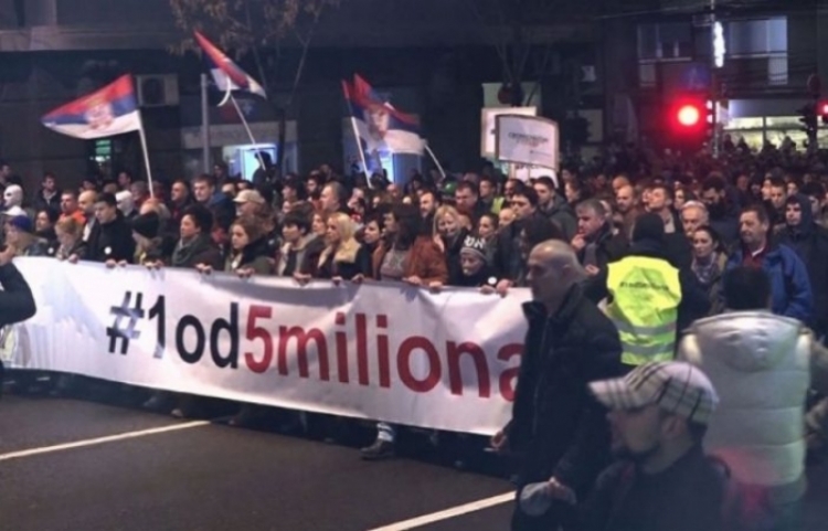 Marshojnë kundër qeverisë së Vuçiç, protestuesit hyjnë brenda ndërtesës së televizionit publik
