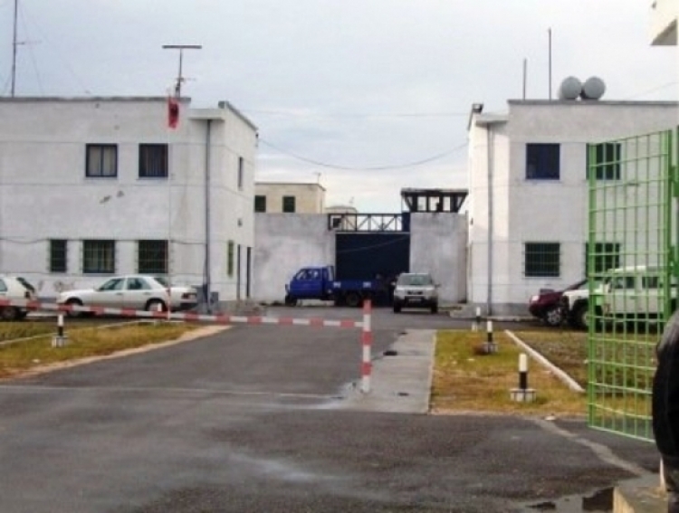 Të burgosurit festuan me raki në qeli, Ministrja e Drejtësisë nis procedimin penal për shefin e policisë dhe 11 gardianët e burgut të “Shën Kollit”