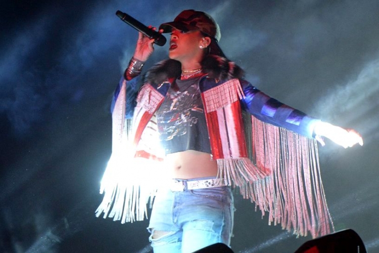 Rihanna ndryshon mendje, performon në Coachella