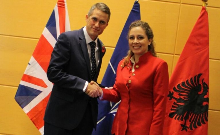 Sekretari britanik pret Olta Xhaçkën: Vlerësojmë kontributin e Shqipërisë në NATO [FOTO]