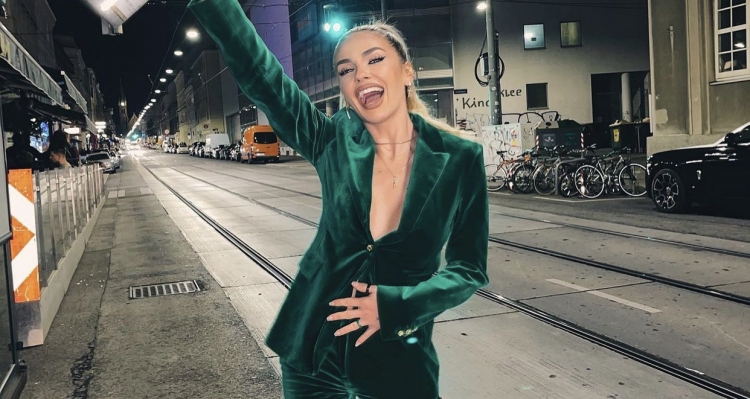 U zhduk prej rrjeteve sociale, Beatrix Ramosaj shtatzanë?! Këngëtarja HABIT ndjekësit me testin që postoi!