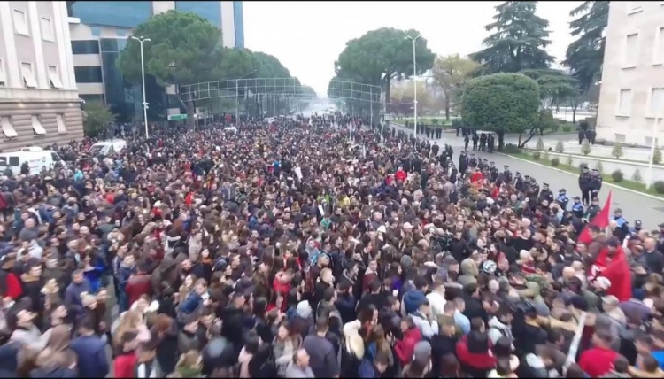 'Morën pushimet' nga protesta, studentët bëjnë lëvizjen e radhës. Ja çfarë i bëjnë kryeministrit