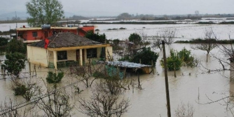 Bilanci i përmbytjeve, 3 300 banesa dhe 10,200 hektarë tokë nën uji