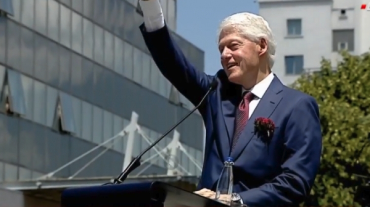 Bill Clinton pritet me brohoritje në Prishtinë, një mesazh për liderët shqiptarë