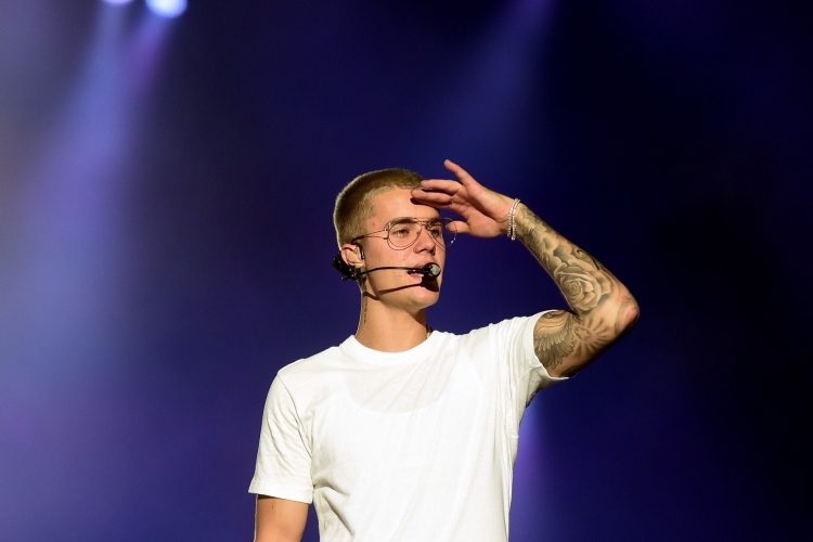 Justin Bieber refuzon të këndojë “Despacito”, fansat irritohen dhe lëshojnë sende të forta drejt tij [VIDEO]