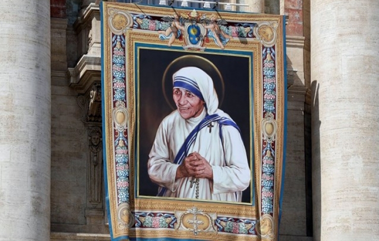 Papa Françesku shënjteron Nënë Terezën [FOTO]