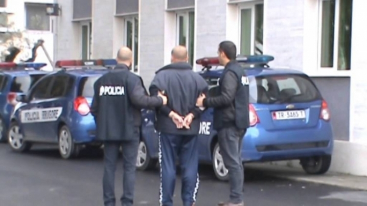 Fier, zbardhet vrasja e Verke Velaj, arrestohet bashkëshorti 75-vjeçar Namik Velaj me akuzën se ka kryer krimin, procedohet penalisht mjeku i urgjencës me iniciale I.T