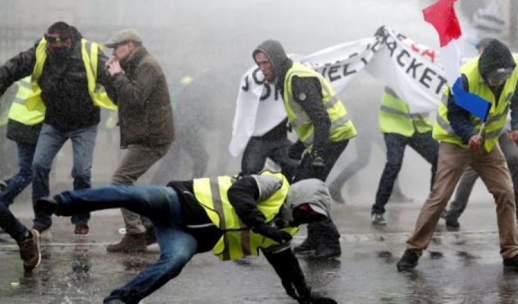Vijojnë trazirat në Paris, protestuesit përleshen me policinë