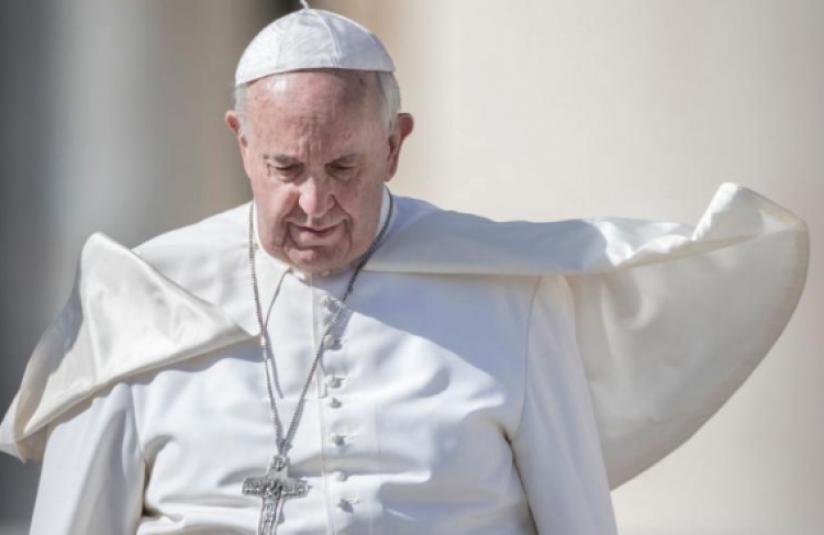 Papa Françesku mbërrin në Ballkan, ndalet edhe në vendlindjen e Nënë Terezës