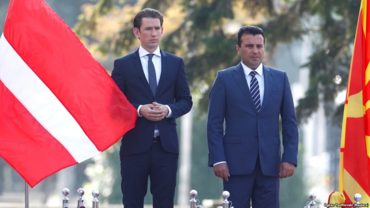 Gafa e Maqedonisë, pret kryeministrin e Austrisë me flamurin e një vendi tjetër