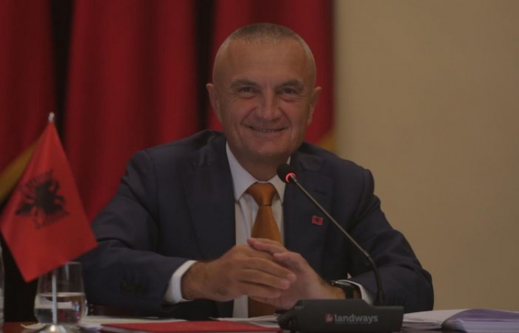 Presidenti Meta ‘shkrin së qeshuri gazetarët: ''Edit do t’i jap dekoratën ‘Urdhri i Skënderbeut’, Bashës dhe Monikës...’’