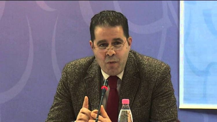 Deputeti Tom Doshi i i ka dhuruar 100 milionë lekë për bamirësi Arben Isarajt, drejtorit të Përgjithshëm të Shërbimeve të Transportit Rrugor