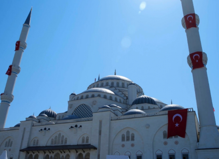 Muaji i Ramazanit, dhurata e Erdogan, inauguron xhaminë më të madhe në vend [FOTO]