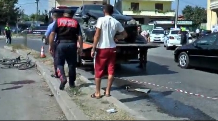 Aksident në Kodër-Kamëz, autobuzi përplas një makinë