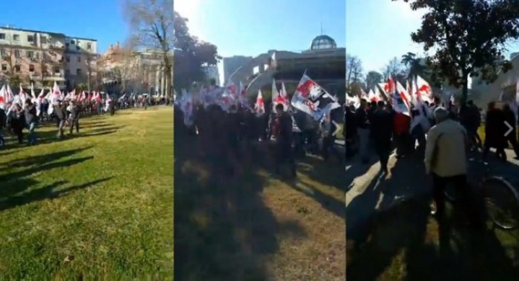 Përkujtohet 21 janari, protestuesit përplasen me policinë para Kryeministrisë [VIDEO]