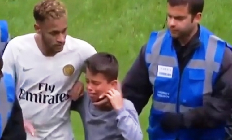 Kërkonin ta nxirrnin nga fusha, shikoni se si Neymar mbron vogëlushin [VIDEO]