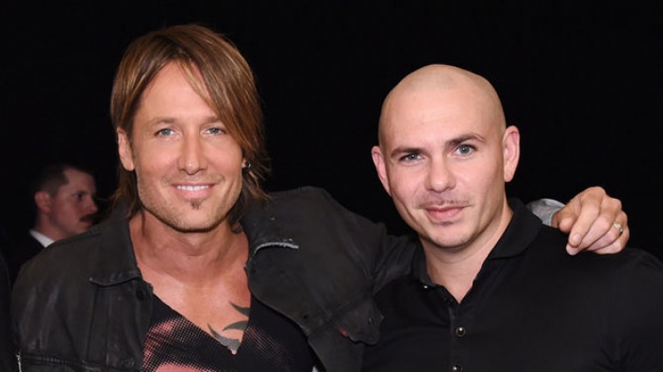 Për të arritur vajzën, Keith Urban kërkon ndihmën e Pitbull! [VIDEO]