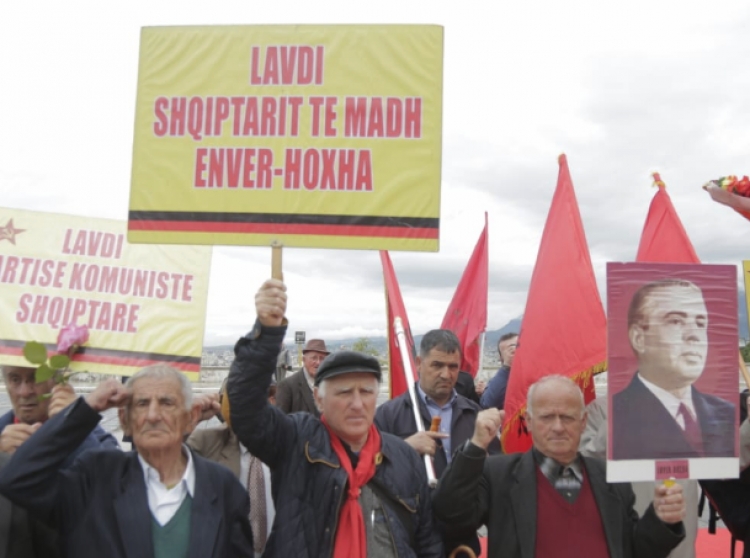 5 Maji, komunistët në aksion, pankarta në nder të Enver Hoxhës [FOTO]
