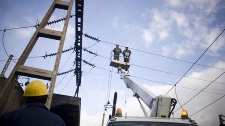 Moti i keq, rrëzohen pemë dhe ndërpritet energjia në disa zona të Tiranës [FOTO / VIDEO]