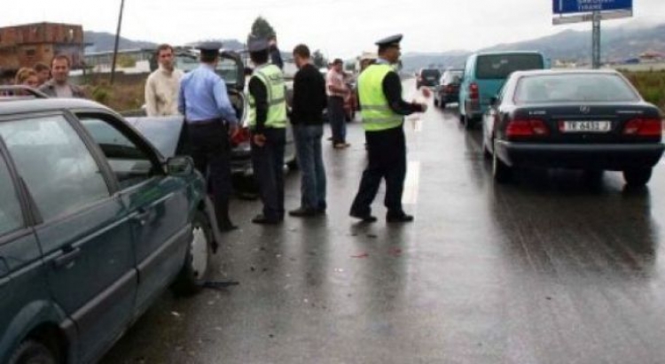 Kryqëzimi i LaknasitPërpalsen dy makina, shqiptari dhunon biznesmenin e huaj