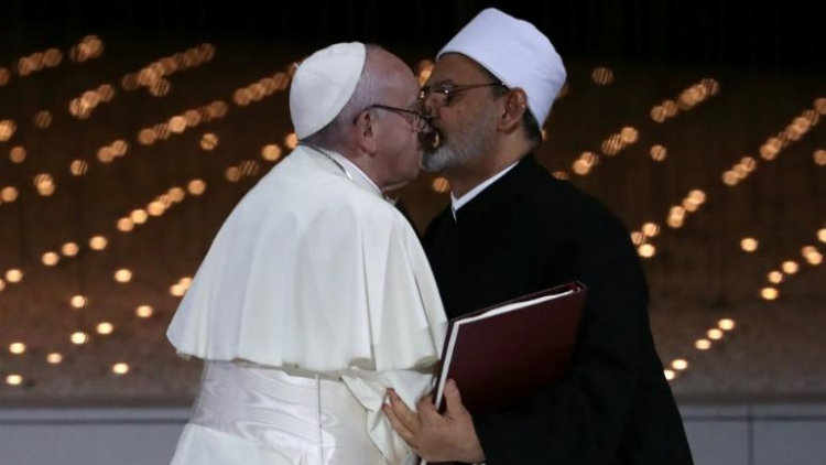 Bota drejt harmonisë fetare? Puthje mes Papa Françeskut dhe Imamit të Egjiptit