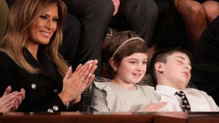 Fëmija i ftuar nga Melania, “injoron” Trump, fle gjatë fjalimit të presidentit