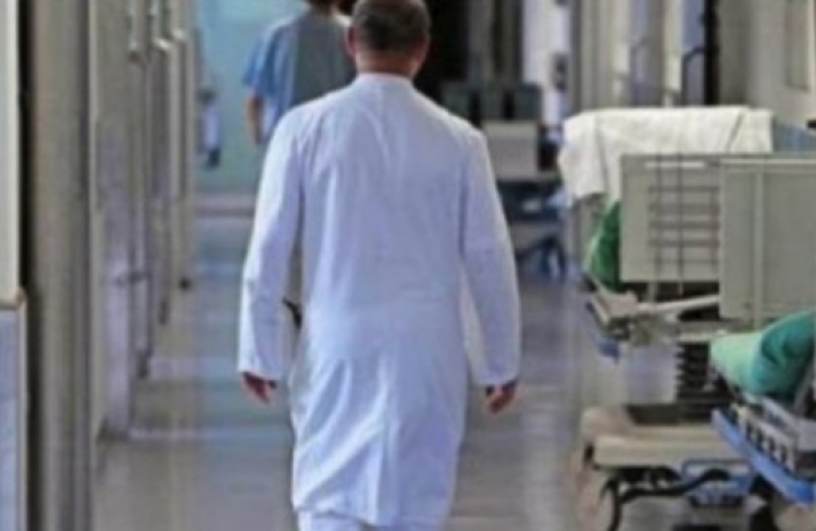 Vijon dhuna në spitale, vëllezërit grushtojnë mjekun në Dibër