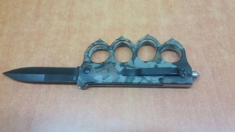 Fier, qëllon me dorezë grushti shokun e klasës, arrestohet gjimnazisti 16-vjeçar