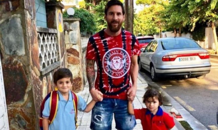 Messi baba shembullor, çon vetë fëmijët në shkollë
