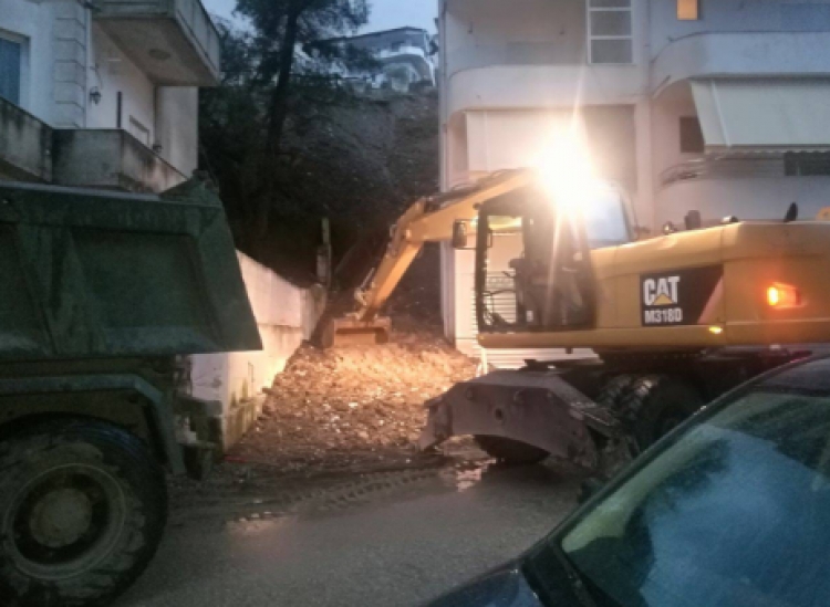 Gjirokastër, pallati në rrezik shembje, ushtria në aksion për heqjen e baltës