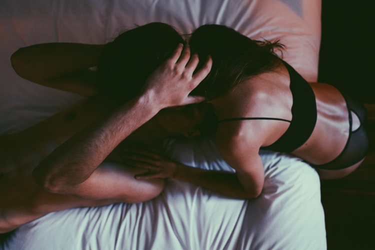 8 gjëra për të cilat meshkujt “luten” që femrat mos i bëjnë në shtrat