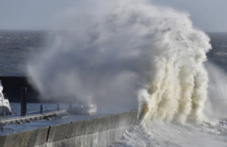 Stuhia ”Eleonor” përfshin gjysmën e Francës me erëra të forta që arrin 120 kilometra në orë
