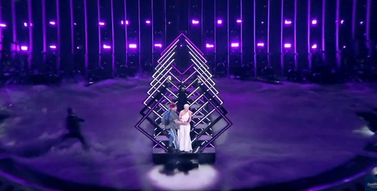 Për të qeshur dhe për të qarë, mos e humbisni! Incident i rëndë në Eurovision, fansi ngjitet në skenë dhe... [VIDEO]