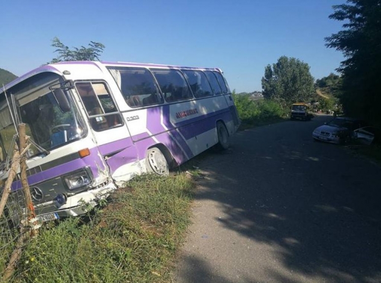 Aksident në Mogolicë, autobusi me punëtorët e HEC-it del nga rruga