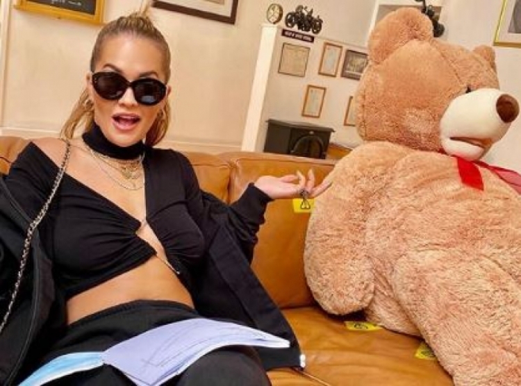 'T'u ka shkep Rit, hajde ta...' Rita Ora pozon seksi me bluzë të hapur, e ëma i lë komentin EPIK