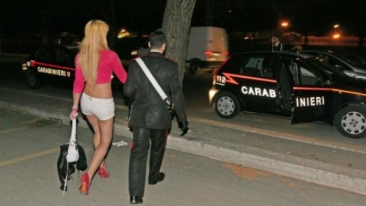 Arrestime të bujshme në Itali. Grupi i prostitucionit me kapon shqiptar në burg