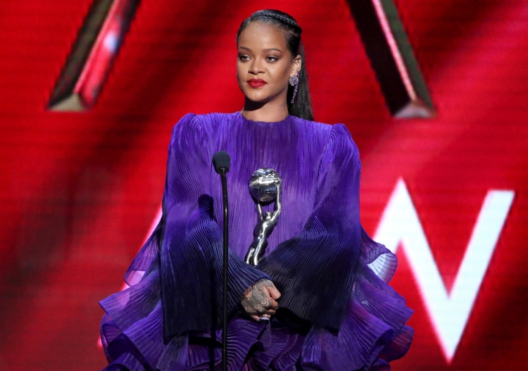 Emocionuese! Rihanna bën të gjithë për vete me fjalimin në ‘NAACP Image Award’ [VIDEO]