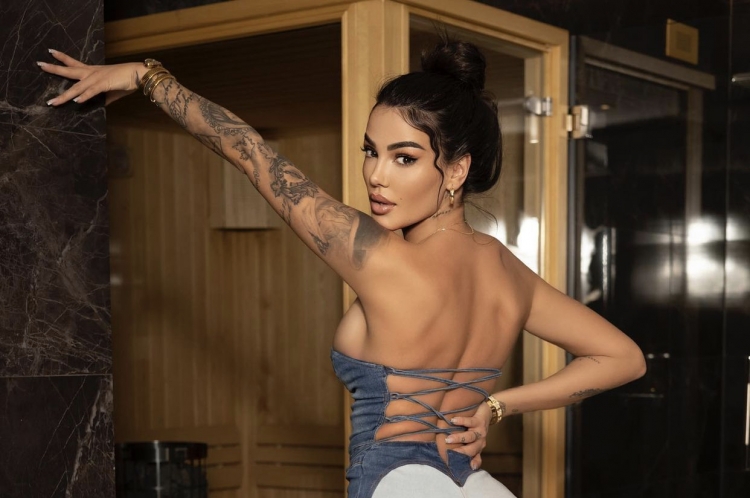 Do të dilnit edhe ju kështu në rrugë?! Modë e re, Morena Taraku vesh pantallonat mbrapsht!