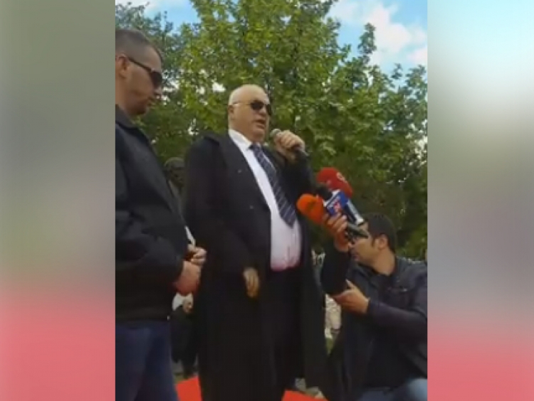 Personat me aftësi të kufizuar dalin në protestë para Parlamentit