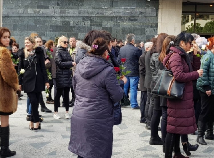 Familjarët dhe miqtë i japin lamtumirën e fundit Luzhiana Abazit, homazhe në Muzeun Historik Kombëtar