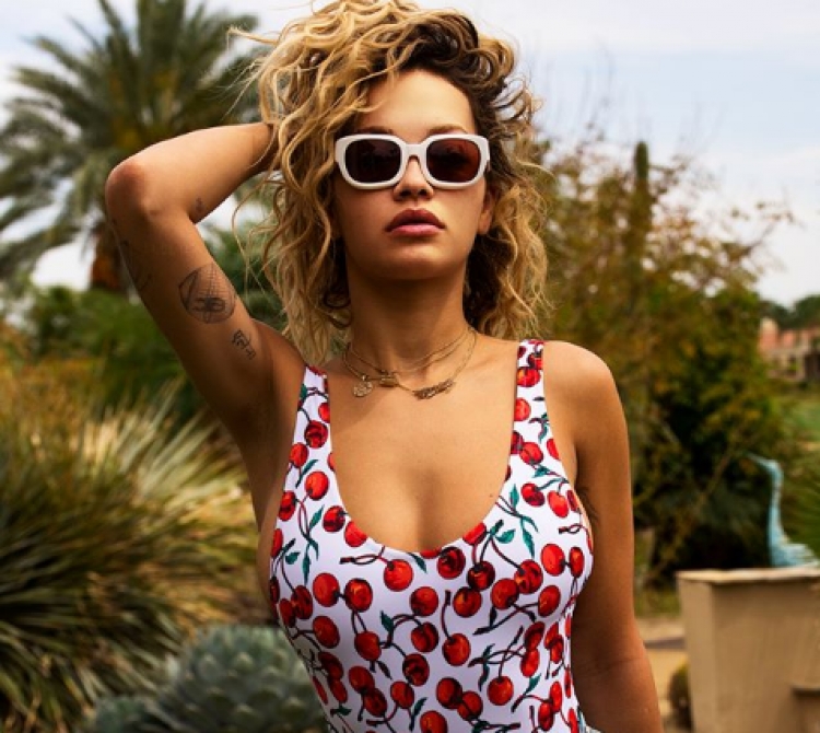 Rita Ora publikoi foton me bikini, por diçka nuk shkon me këmbën e saj [FOTO]