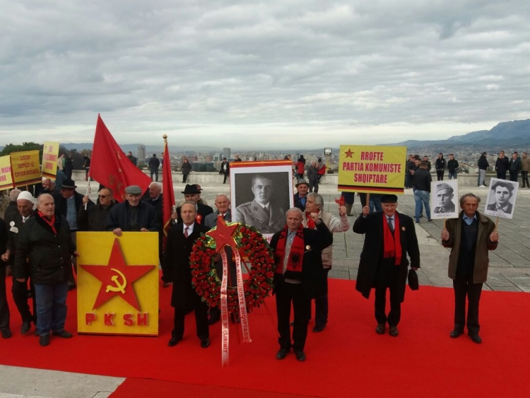 Shfaqen nostalgjikët e diktatorit Hoxha në Varrezat e Dëshmorëve [FOTO