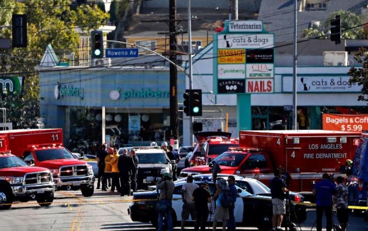 Panik në Los Angeles. Burri hyn në supermarket, plagos një grua