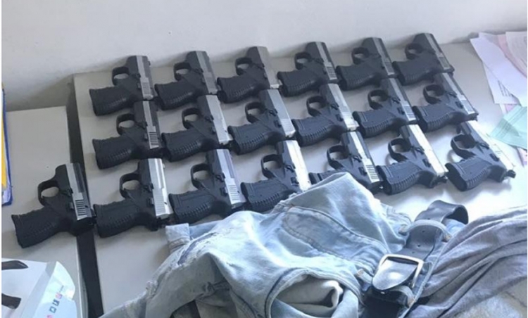 U kap me 19 pistoleta në çantë, rrëfehet suedezi: Më duheshin lekët