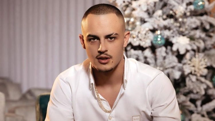 Don Xhoni në një lidhje romantike? Fotoja që ngriti dyshime