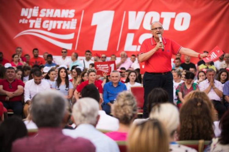 Shpërthen Vasili: U qeverisëm 4 vite nga një i çmendur, t’i tregojmë vendin