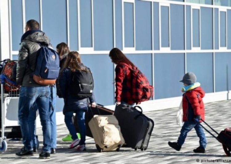 Sondazhi tregon të dhëna alarmante/ Shqiptarët gati të ‘’braktisin’’ vendin, marrin borxh për nevojat bazike